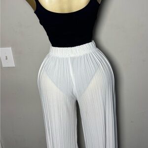 Chic White Wide Leg Pants with Flowing Fit